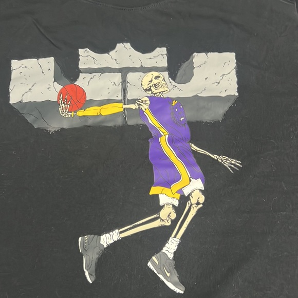Large dri-fit Kobe Nike shirt. Excellent condition. Worn and washed once. - Picture 2 of 3
